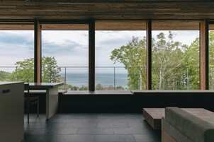 Villa Premium | Zona de estar | Una televisión de pantalla plana, Netflix, suelo radiante