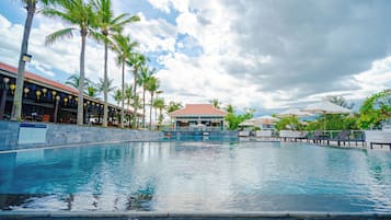 2 outdoor pools