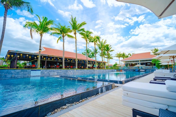 2 outdoor pools