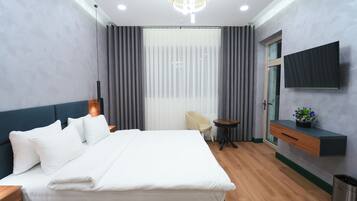 Signature Apartment | In-room safe, desk, soundproofing, iron/ironing board