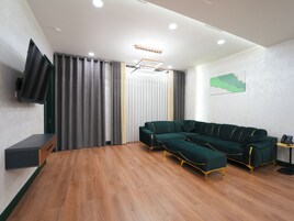 Apartamento Signature | Caja fuerte, escritorio, sistema de insonorización