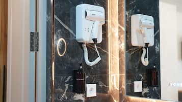 Douche, articles de toilette gratuits, sĂšche-cheveux, chaussons