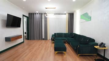 Signature Apartment | In-room safe, desk, soundproofing, iron/ironing board