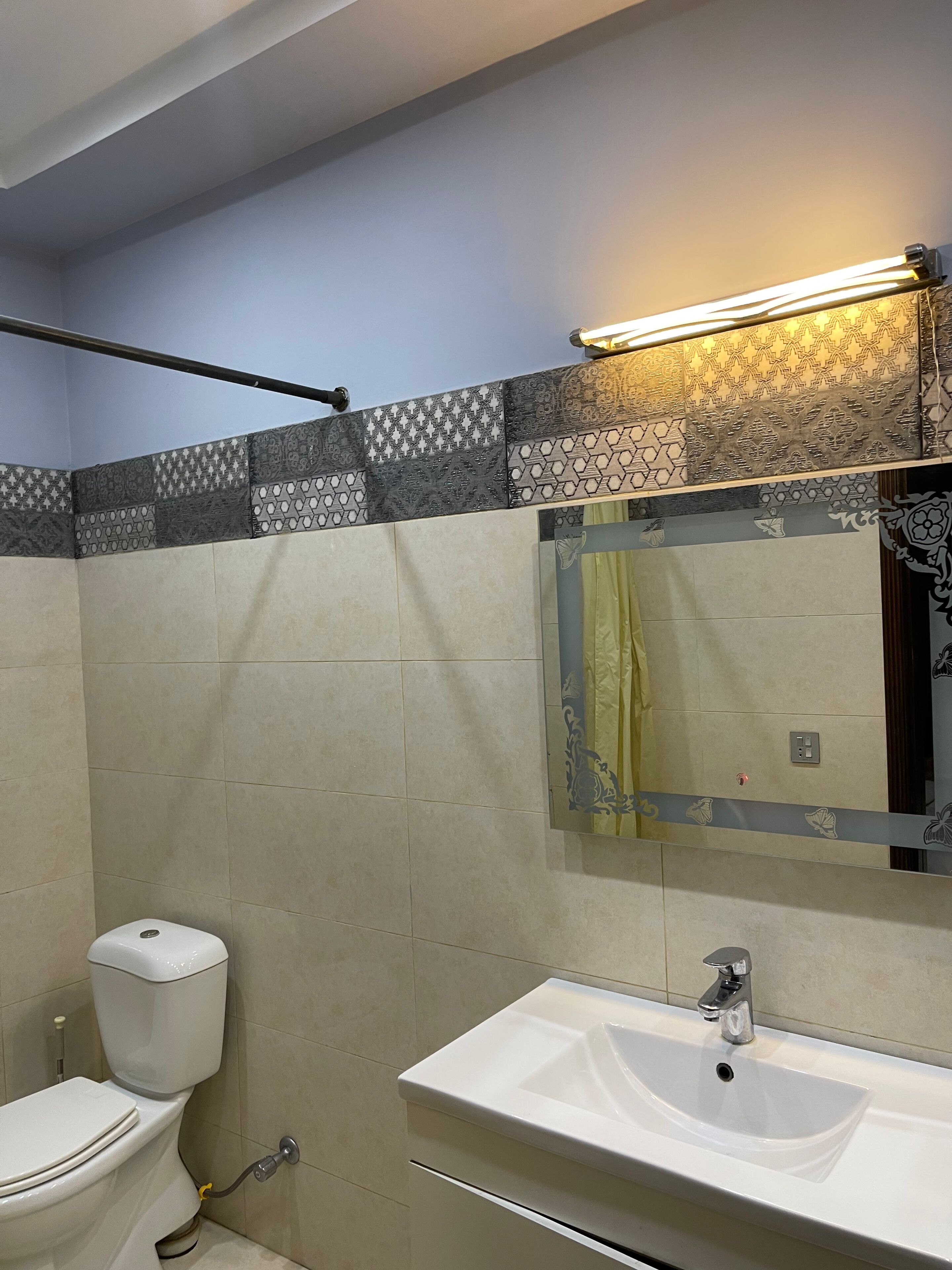 Penthouse, quang cảnh thành phố | Phòng tắm | Buồng tắm vòi sen, dép đi trong nhà, khăn tắm, xà phòng 