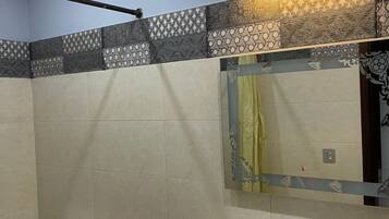 Penthouse, quang cảnh thành phố | Phòng tắm | Buồng tắm vòi sen, dép đi trong nhà, khăn tắm, xà phòng