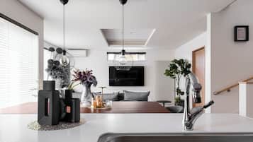 Full-size fridge, microwave, oven, stovetop