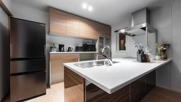 Full-size fridge, microwave, oven, stovetop