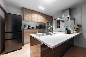 Full-size fridge, microwave, oven, stovetop