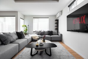 Flat-screen TV - THE VERITE (Asahikawa)