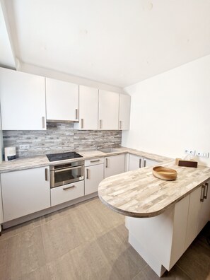 Refrigerador, microondas, horno, placa de cocina