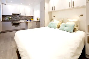 11 habitaciones, escritorio y tabla de planchar con plancha