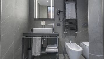 Dusche, Regendusche, Haartrockner, Hausschuhe