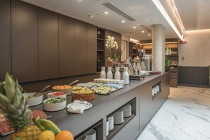 Café da manhã com buffet todos os dias (EUR 25 por pessoa)