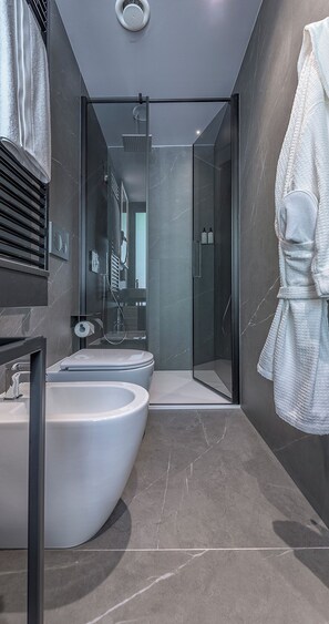 Shower, rainfall showerhead, hair dryer, slippers - Palazzo Viridis (Milan)