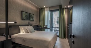 Quarto solteiro, 1 cama de casal | Edredons de pluma, frigobar, cofres nos quartos, escrivaninha