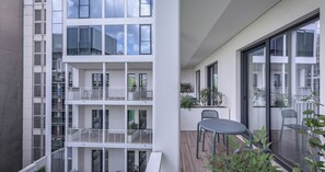 Deluxe tweepersoonskamer, 1 queensize bed, balkon, uitzicht op binnenplaats | Kameruitzicht