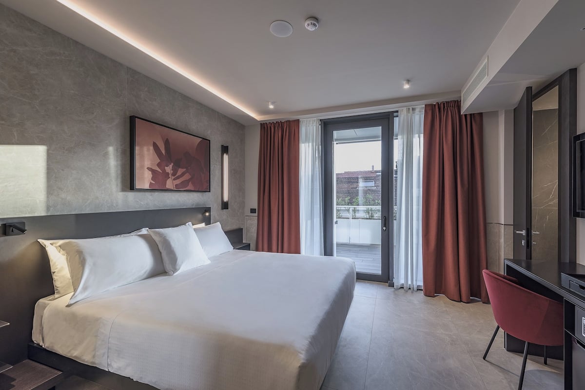 Down duvets, minibar, in-room safe, desk