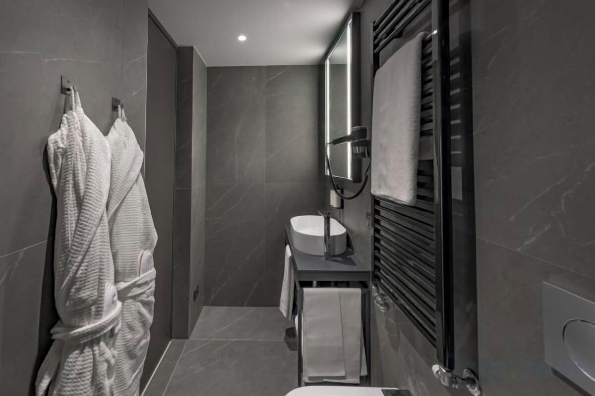 Douche, douche à « effet pluie », sèche-cheveux, chaussons