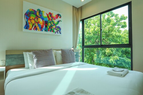 Chic Condo Just 100m from the Shore c130