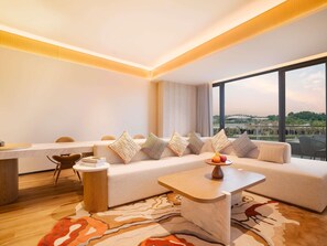 Svit Deluxe - 1 kingsize-säng - tillgång till Club Lounge - utsikt mot parken | Duntäcken, gratis produkter i minibar och värdeförvaringsskåp på rummet