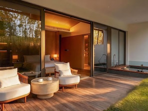 Superior kamer, 1 kingsize bed (Private Heated Pool, Expo Park View) | Donsdekens, een gratis minibar, een kluis op de kamer