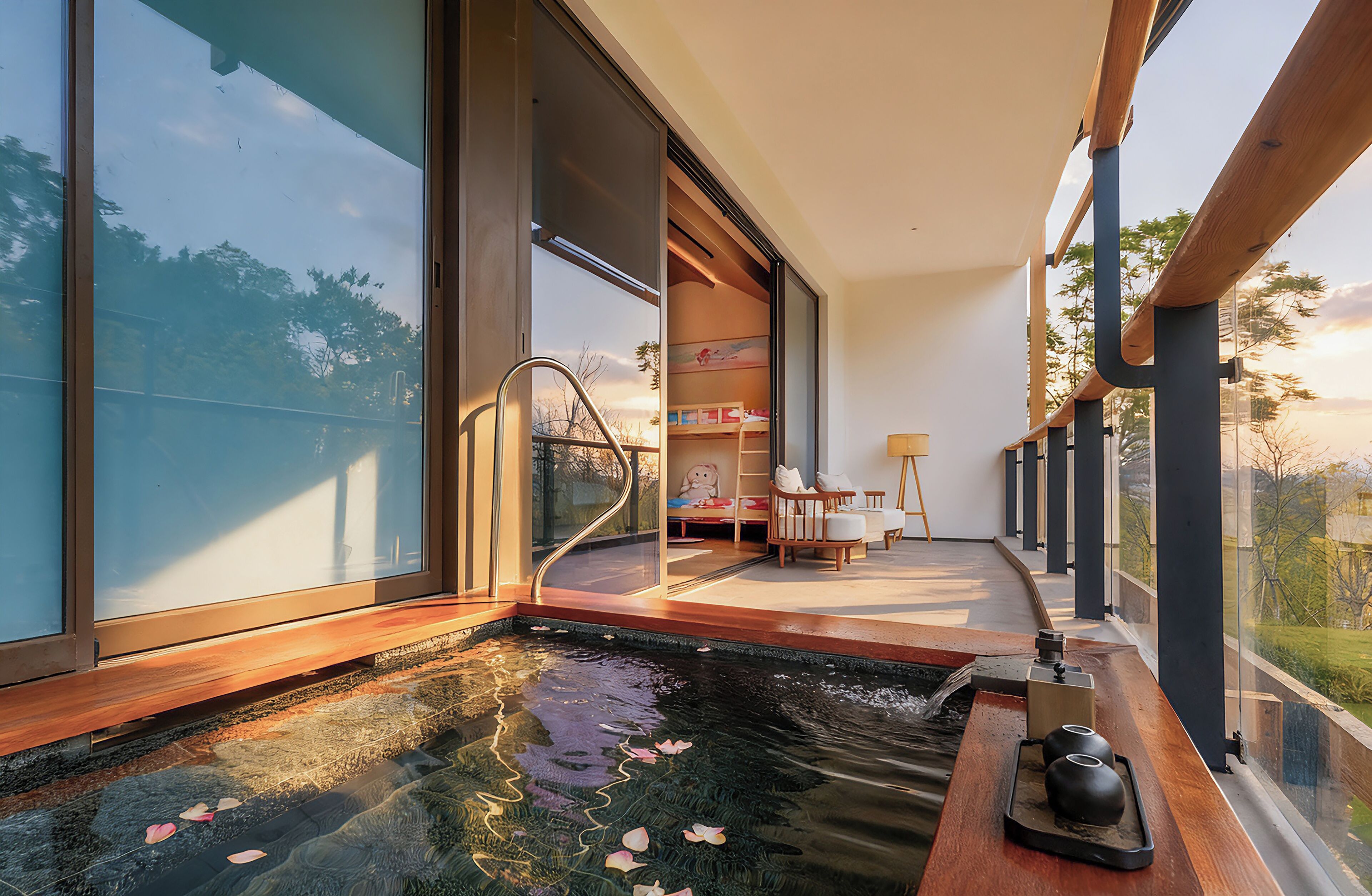 DELUXE ROOM, 1 King Size Bed and 1 Bunk Bed, Private Heated Pool, Expo Park View | Down comforters, free minibar, in-room safe, blackout drapes