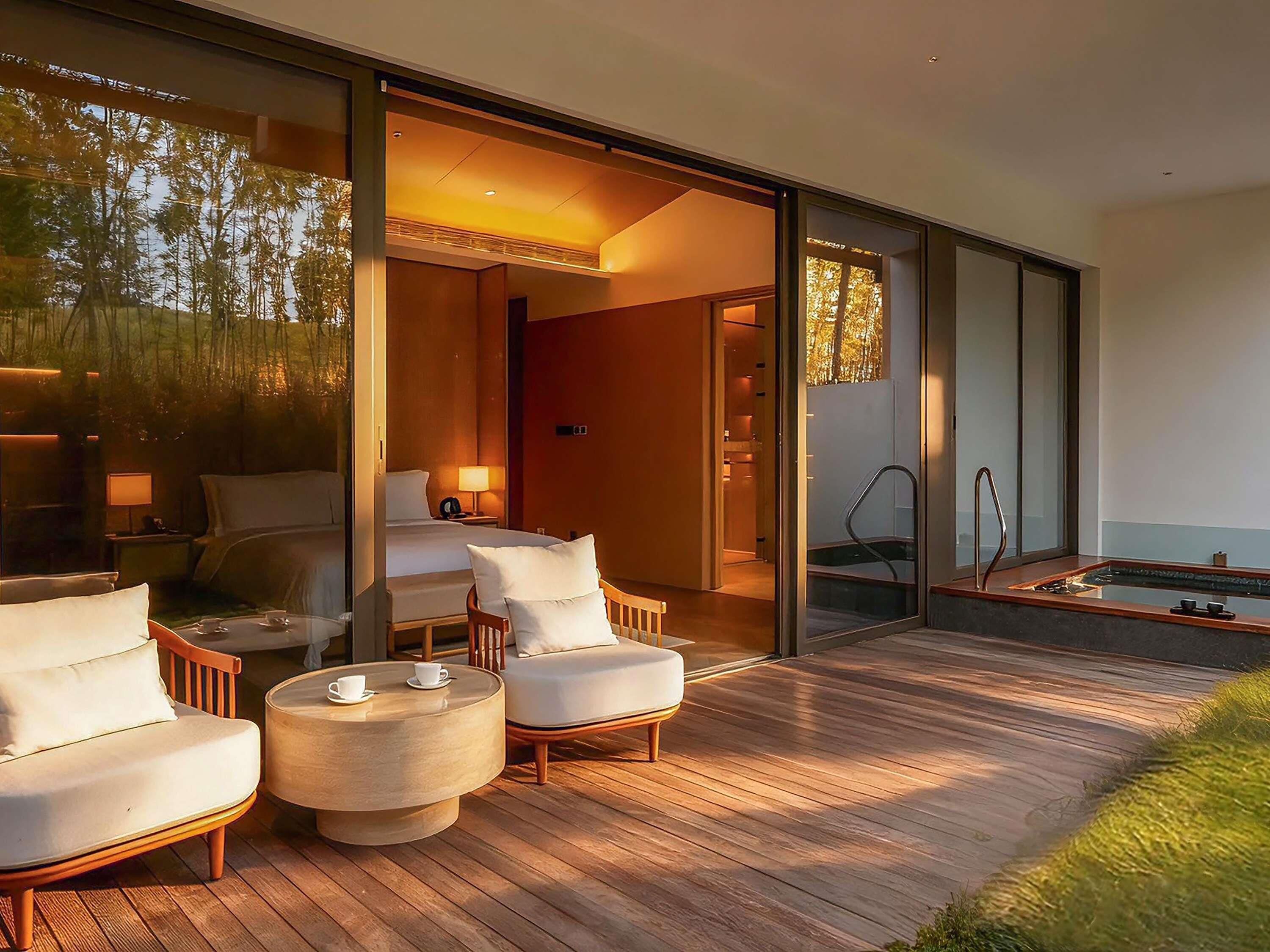 Cubrecamas y minibar con artículos gratuitos 