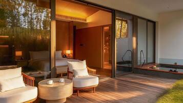 Habitación superior, 1 cama de matrimonio grande (Private Heated Pool, Expo Park View) | Edredones de plumas, minibar con artículos gratuitos, caja fuerte