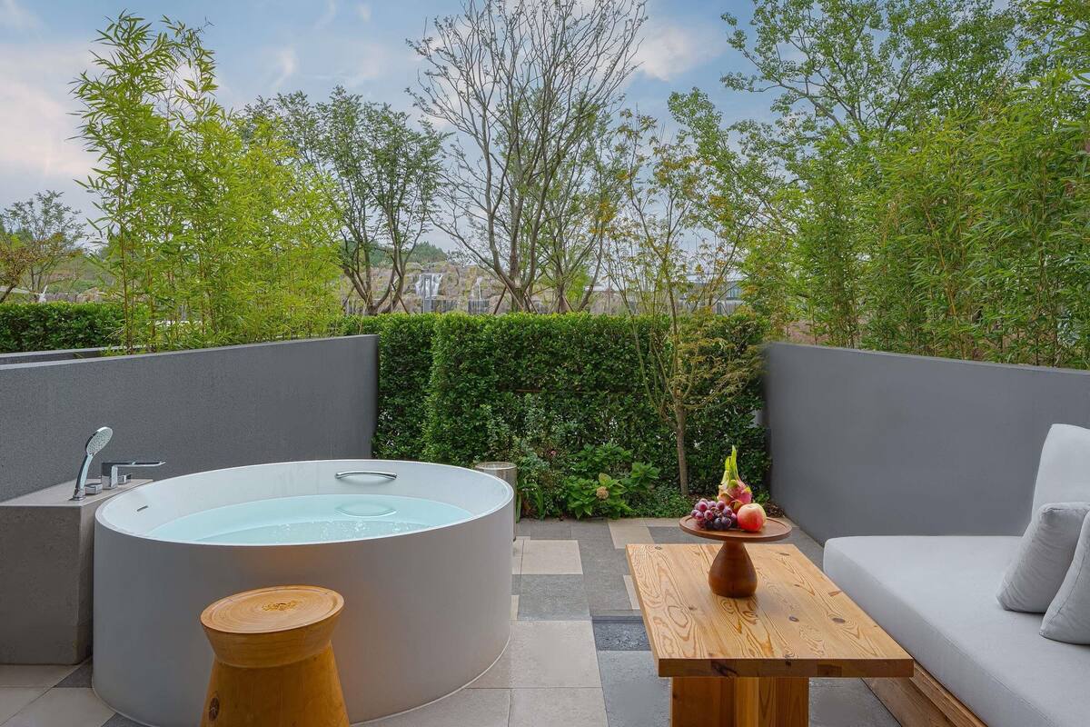 Down comforters, free minibar, in-room safe, blackout drapes