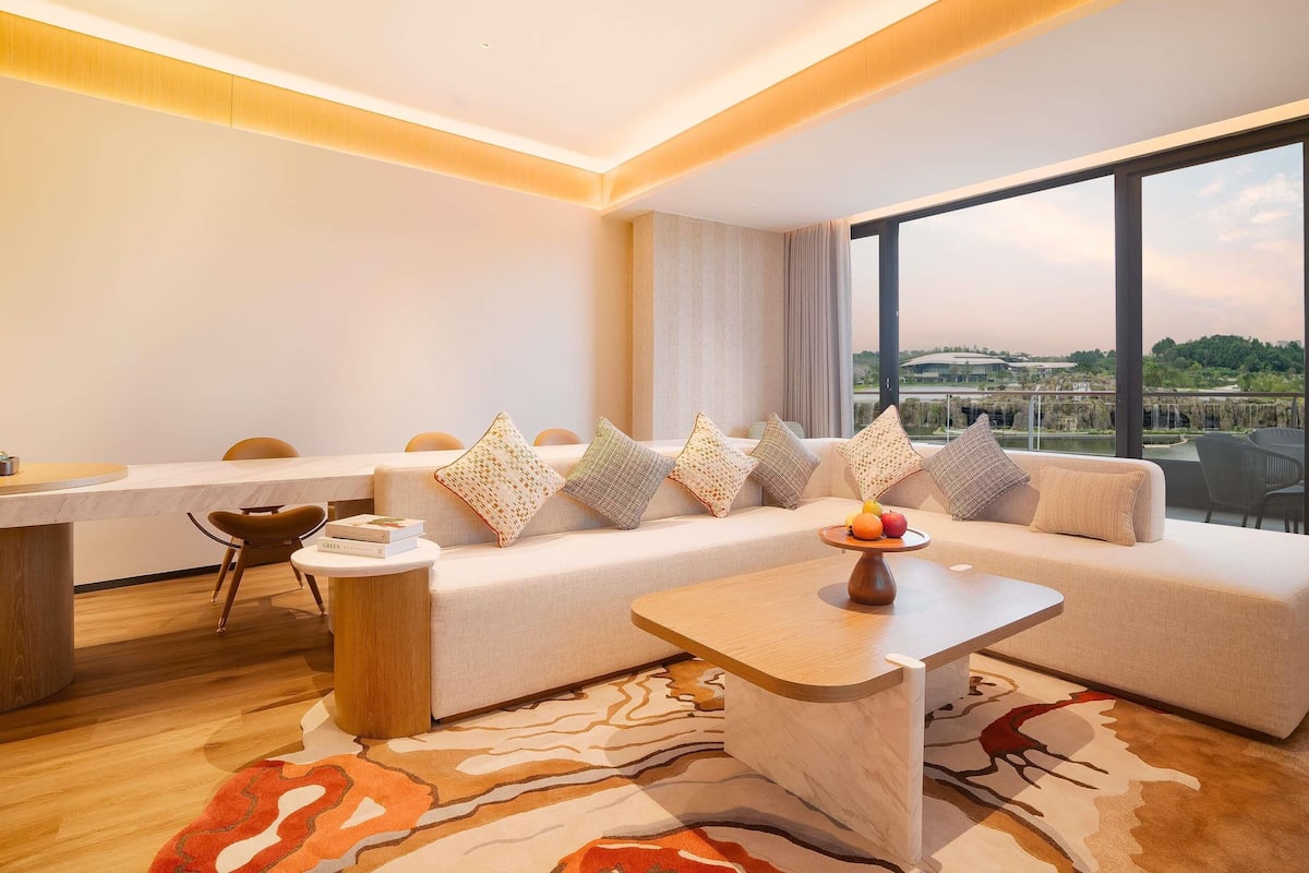 MGALLERY EXECUTIVE SUITE, M Club Access,1 King Size Bed, Waterfall View, Butler | Down comforters, free minibar, in-room safe, blackout drapes