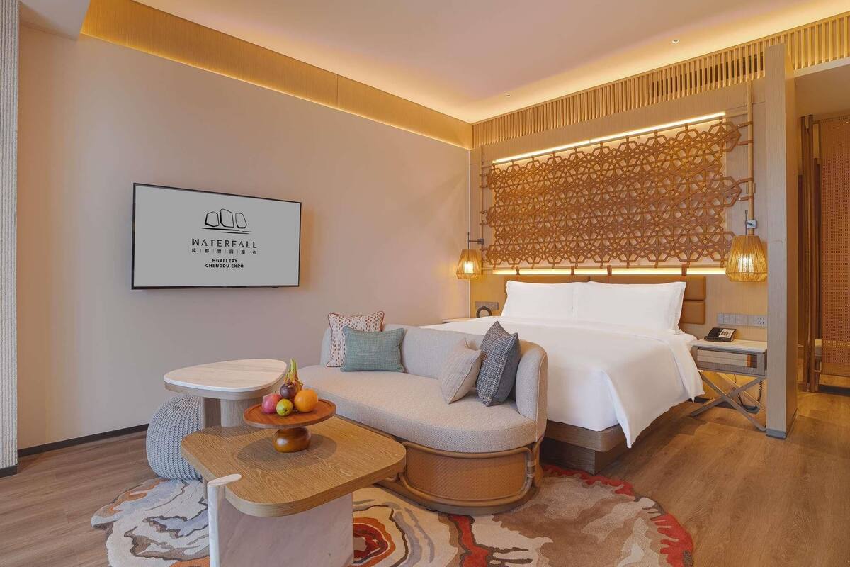 SUPERIOR ROOM,1 King Size Bed, Waterfall View