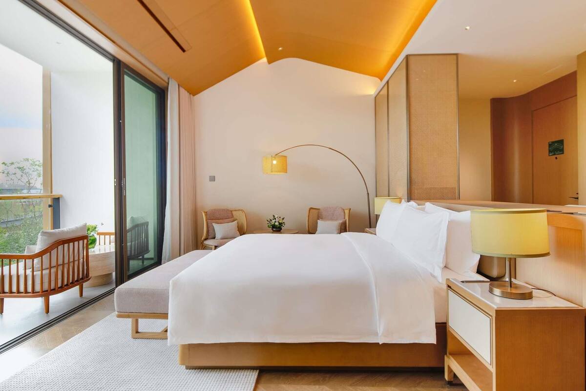 SUPERIOR ROOM,1 King Size Bed, Private Heated Pool, Expo Park View | Down comforters, minibar (free items), in-room safe, blackout drapes