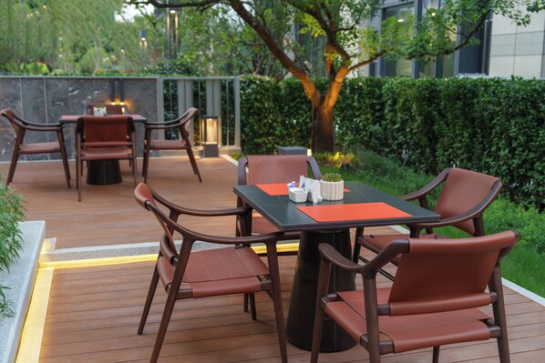 Daily buffet breakfast (CNY 158 per person)