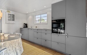 Fridge, microwave, dishwasher, coffee/tea maker - Nice home in Hadsund with WiFi (Hadsund)