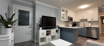 4 Bdrm Contemporary City Oasis Near PNE