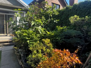 Exterior detail - 4 Bdrm Contemporary City Oasis Near PNE (Vancouver)