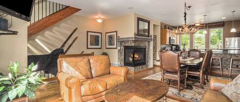 Televisor, llar de foc i reproductor de DVD