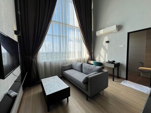 Apartamento familiar, vistas a la ciudad | Zona de estar | Una televisión de pantalla plana