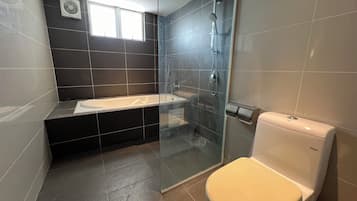 Familienapartment, Stadtblick | Badezimmer