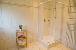 Douche, sèche-cheveux, serviettes fournies