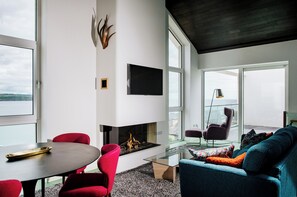 Televisión y chimenea 