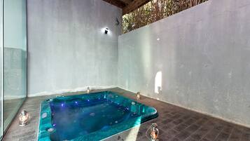 302,304,305 Suite (Spa) | Private spa tub