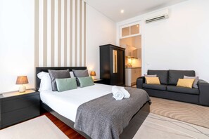 Tabla de planchar con plancha, wifi, ropa de cama