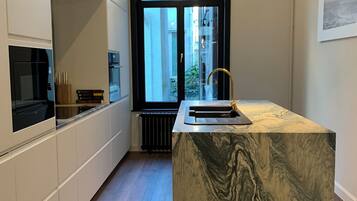 Een koelkast, een microgolfoven, een oven, een kookplaat