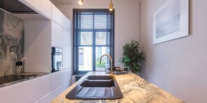 Kühlschrank, Mikrowelle, Ofen, Herdplatte