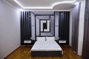 デラックス ダブルルーム | 低刺激性寝具、羽毛の掛け布団、デスク、防音設備