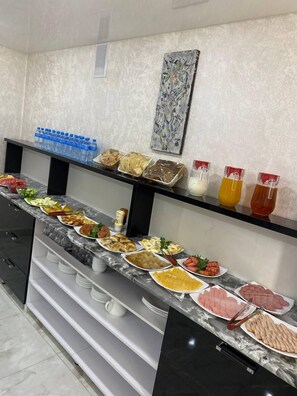 朝食 (ビュッフェ)、毎日提供 (無料)