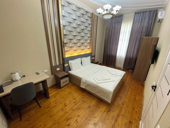 Double Room | Hypo-allergenic bedding, down comforters, desk, soundproofing