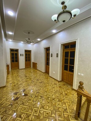 ダブルルーム | リビング エリア | 32 インチのテレビ (ケーブル放送視聴可)、暖炉、床暖房