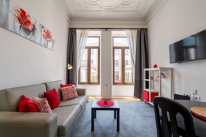 TV - Cozy Studio Central Porto: A/C and Kitchen (Porto)